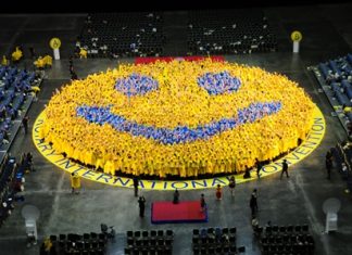 Exactly 2,012 participants form Thailand’s Biggest Smile at the 2012 RI Convention in Bangkok.